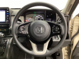 ハンドルにHondaセンシング系のクルーズコントロールやレーンキープアシストなどのスイッチと、オーディオの操作スイッチが装備されています。ハンドルから手を離さず安全に操作できます。