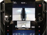 左右のサイドカメラ映像を同時に表示し、車両周囲の死角をしっかりカバー。狭い道や駐車時の接触リスクを減らし、安心して操作できる視界を確保します。