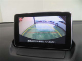 車両後方の映像を映すバックモニター。進路を確認しながら安全に車庫入れできます。