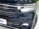 【LEDヘッドライト】悪天候や夜間走行時も良好な視界を確保し安心して運転できる高輝度LEDヘッドライトを装備!点灯速度が早く、消費電力も抑えられています。