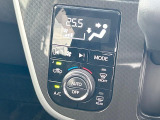 【オートエアコン】一度お好みの温度に設定すれば、車内の温度を検知し風量や温度を自動で調整。暑い&hellip;寒い&hellip;と何度もスイッチ操作をする必要はありません。快適な車内空間には必須の機能ですね♪