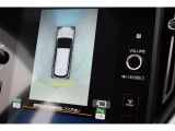 トップビュー:4つのカメラの画像を合成して自車を上からみたような映像を表示し、発進時や駐車時等の車両周囲の状況をサポート。また同時にフロント/サイド/リヤ画面や後退時ブレーキアシスト検知画面も表示可能