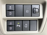 片側(助手席側)オートスライドドアです♪運転席のボタンやキーのボタンでも開閉できます!手荷物がいっぱいの時でも簡単にドアの開け閉めができるのでとっても便利です♪