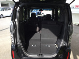 後席は分割可倒式で、用途に合わせてアレンジ可能。荷物の量や乗車人数に応じて柔軟に使える便利なシートです。