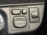 【電動格納ミラー】サイドミラーは電動格納式となっており、狭い駐車場でもキズがつくリスクを抑えられます。
