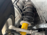 【ビルシュタイン製ダンパー】高速走行時の車両安定性を向上させてくれる人気の装備。街乗りの乗り心地も犠牲にせず、スポーティな走行をお楽しみいただけます♪