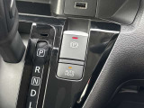 電動パーキングブレーキとオートブレーキホールド機能(信号待ち等でブレーキを踏み続けなくても自動的にブレーキ力がキープされる機能です)