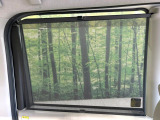 【ロールサンシェード】日差しや車外からの光が眩しいときにサッと引き出して使える、ロール格納タイプのサンシェードを装備。後席に乗ったお子様がウトウトしだした時など、ぜひご活用ください