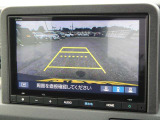 ★3画面バックカメラ装備★「R」の位置にすると、自動的に後方の様子をカラー画像(車幅/距離/予想進路線表示機能付)で表示。バックの際の安心感を高めます★