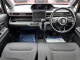[フロントシート]インパネにシフトが付いているので足元広々!運転席から助手席の移動も楽々♪どちらからでも乗り降り出来るので、狭い場所の乗り降りも楽ちんですよ♪