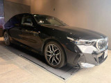 【BMWの伝統-1】BMWの特徴的な&ldquo;キドニーグリル&rdquo;は、80年以上続く伝統の形でございます。変わらないこだわりのデザインが、プレミアムブランド&ldquo;BMW&rdquo;を創り出します。