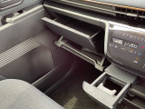 グローブボックスの他にも収納をご用意してます。車内をスッキリ見せることができます。