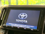 【大画面ナビ】人気の大型8インチナビを装備。存在感のある大画面はインパクト大!ナビ利用時のマップ表示は見やすく、テレビやDVDは臨場感がアップ!いつものドライブがグッと楽しくなります♪