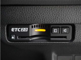 ◆ETC2.0装着◆進化したドライブ体験。料金収受システムだけだったETCが生まれ変わって、高速道路を賢く使うETC2.0に進化しました。多彩な情報サービスが便利で快適なドライブ体験を提供します。