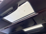【ガラスルーフ】ガラスルーフ搭載で車内の解放感が一気にアップ!開放的なドライブをお楽しみいただけます。