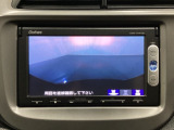 ギヤをR(バック)に入れるとナビの画面に後ろの映像が映るリアカメラ付です。後退時、コンディションが悪い視界でもカラーバックモニターがドライバーをサポートします。