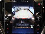 後方映像を11.6インチディスプレイに表示し、ステアリング連動ガイドラインが駐車をサポート。さらに後退時はリヤ4センサーが障害物を検知し、必要に応じてブレーキが作動します。