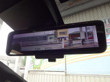スマートルームミラー画像になります。リアシートに人が乗ってる時やトランクに荷物がたくさん積んでルームミラーが使えないときに便利なオプションです!
