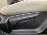 運転席にはドライバーの体型や好みに応じて前後方向だけでなく、高さの調整ができるシートリフターを装備!
