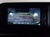 バックカメラの画像です。ガイドラインがスムースな車庫入れをサポートいたします。車庫入れの安心感がアップしますね。
