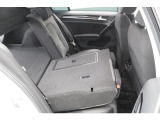 【リヤシート】分割可倒式リヤシート。用途に応じて自在にアレンジでき、積載性と使い勝手を高めます。