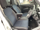 運転席まわりです。実際に座ってみて、乗り心地を体験してみてください,視界も良好です