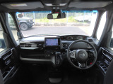 【インパネ周り】広々とした視界性の良い運転席です。ゆったりとした快適な乗り心地で運転できます。インテリアカラーはブラックを基調とし、漆黒に映えるクロームメッキの輝きで上質な空間に仕立てました。