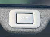 【パワーバックドア】スマートキーや運転席のボタンを押すだけでリアゲートが自動で開閉します!荷物を持っている時や、高い位置にあるバックドアを閉める際に便利な機能です♪