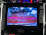 【バックカメラ】 駐車時に車両後方の様子を見ることができるので、運転の不安を軽くします。