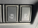 【両側パワースライドドア】スマートキーや運転席のスイッチで後席両側スライドドアの開閉が可能♪電動だから力を入れてドアを開ける必要が無く、小さなお子様でも簡単に開け閉めでき快適です♪