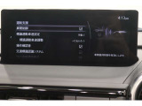 【車間認知支援システム】車速が30km/h以上の時、レーダーセンサーが前方車との車間距離を計測。車速に応じた適切な車間距離よりも前方車に近づきすぎた場合、ディスプレイにお知らせを表示します。