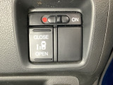左側電動スライドドアは運転席からでも操作ができるように、ハンドル付近に開閉の操作スイッチが付いています。