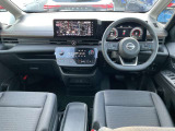 ガラス面が広く開放感のある運転席廻りです。
