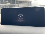 【10.25インチマツダコネクト】車内の雰囲気にマッチした大型ディスプレイ。スマホ接続でのナビ使用やBluetooth再生等、様々な機能が楽しめます。直感的なダイヤル操作が可能で、使い勝手も良好です。