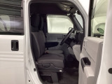 フィット感のあるシート。しっかりと支えてくれるので、長時間の運転を快適にサポートしてくれます。