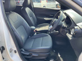 シートリフターは、運転席の座面を上下させて、体格に合わせて調整できる機能です。視界の確保やペダルの操作性、疲れにくさの向上に役に立ちます。