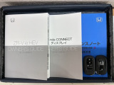 スマートキーは鍵をバッグに入れたままでもドアロックの開閉やエンジンのON・OFFができます。夜間や雨の日も鍵を探さなくて良いので便利です。