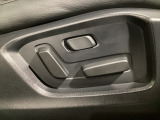 運転席にはパワーシートを装備!シート位置を記憶するメモリー機能付きなのでご夫婦で2名分セットすると便利です♪