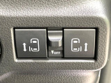 【両側パワースライドドア】スマートキーや運転席のスイッチで後席両側スライドドアの開閉が可能♪電動だから力を入れてドアを開ける必要が無く、小さなお子様でも簡単に開け閉めでき快適です♪