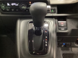 CVT車のセレクトレバーです。低速から高速まで、変速ショックのないスムーズな走りと、エンジン効率のよい領域を維持して燃費にも貢献します。サイドブレーキはスイッチ操作の電子制御パーキングブレーキです。