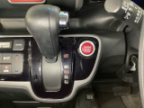CVT車のセレクトレバーです。低速から高速まで、変速ショックのないスムーズな走りを実現するとともに、エンジン効率のよい領域を維持することで燃費にも貢献します。