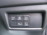 こちらのお車には先進安全装備が多数搭載されています。衝突被害を回避あるいは軽減するためのブレーキや、後方死角からの接近警報、車線逸脱を防止する警報装置など、詳しくはスタッフまでお尋ねください。