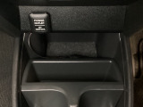 アクセサリーソケットはUSBのアダプターなどをつければ、スマホの充電にも使えます。周辺には物が置けるボックスがついています。