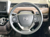 インテリアに合わせたデザインのステアリングは、運転される方のことも考え、運転しやすい形状、大きさです。是非一度、実際に触ってお確かめください。