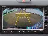 目安となるガイドライン付きのバックカメラを装備しているので、慣れない場所での車庫入れも安心です。
