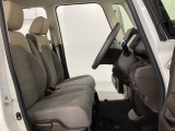 広い足元に肘掛けもついたゆったり座れるシートです。運転席と助手席の間が空いているため、助手席側への移動がスムーズです。交通量の多い道でも、助手席側から乗り降りができます。