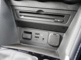 CD/DVD再生プレーヤーとフルセグTVチューナーを装備しています。また、USB端子も備えています。
