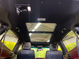 【大型サンルーフ】車内の解放感が一気に上がる大型のパノラマルーフ!季節を問わず開放的で快適なドライブをお楽しみいただけます。流通量も少なく希少価値の高い人気の装備です♪