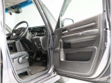 運転席・助手席ドアは開口範囲が広く、とても乗りやすいですよ!収納スペースもあります!