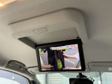 後席用TVモニターは、家族からのリクエストが多い装備品です!長時間のドライブや渋滞のイライラを解消!好きな映画でもいかがですか?